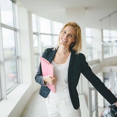 beautiful-businesswoman-at-company-6ZX4JBA